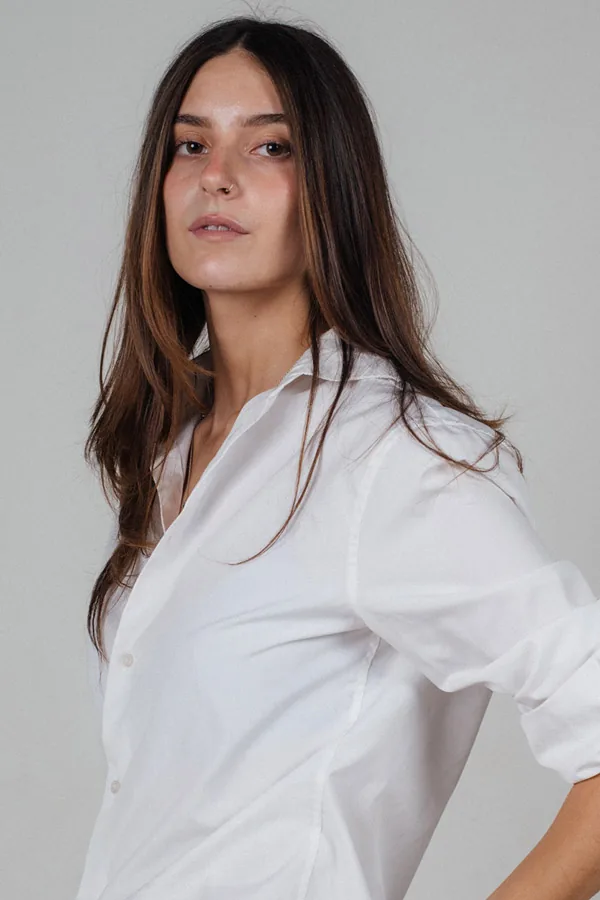 Eloisa con camisa blanca en una sesión de polas para casting
