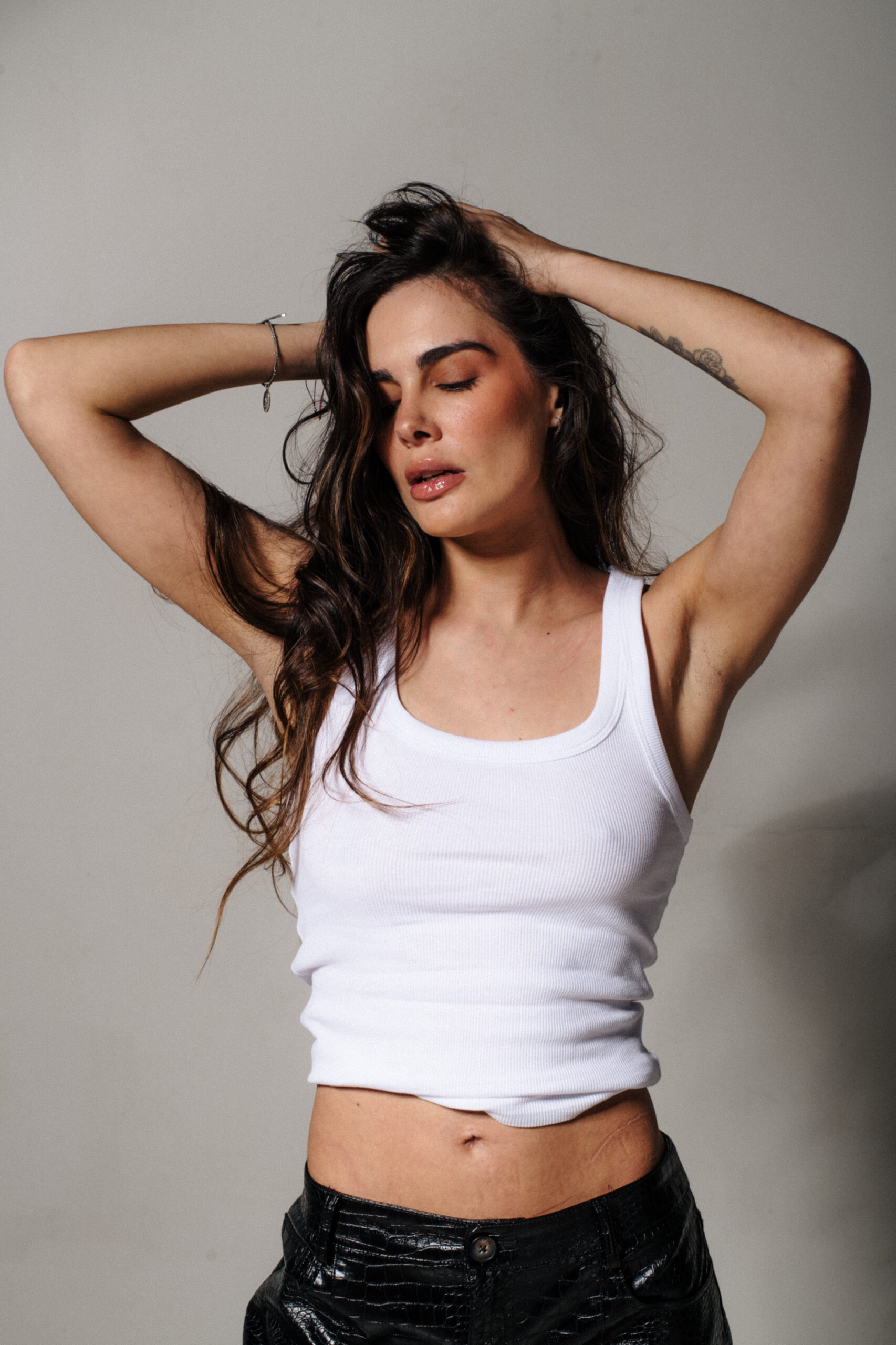 Retrato de Fernanda de la Vega con los brazos elevados en estudio