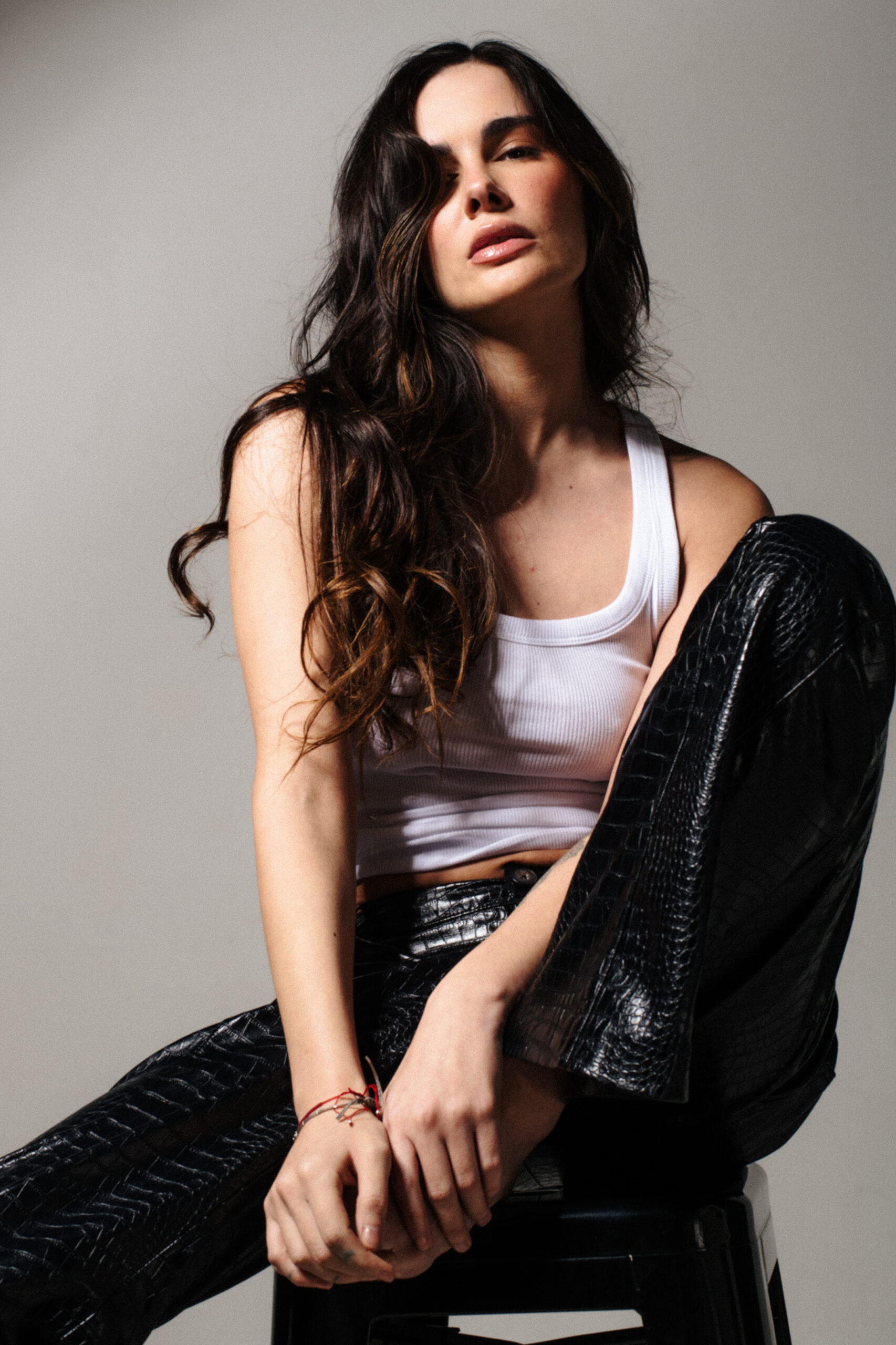 Retrato editorial de Fernanda de la Vega sentada en estudio fotográfico