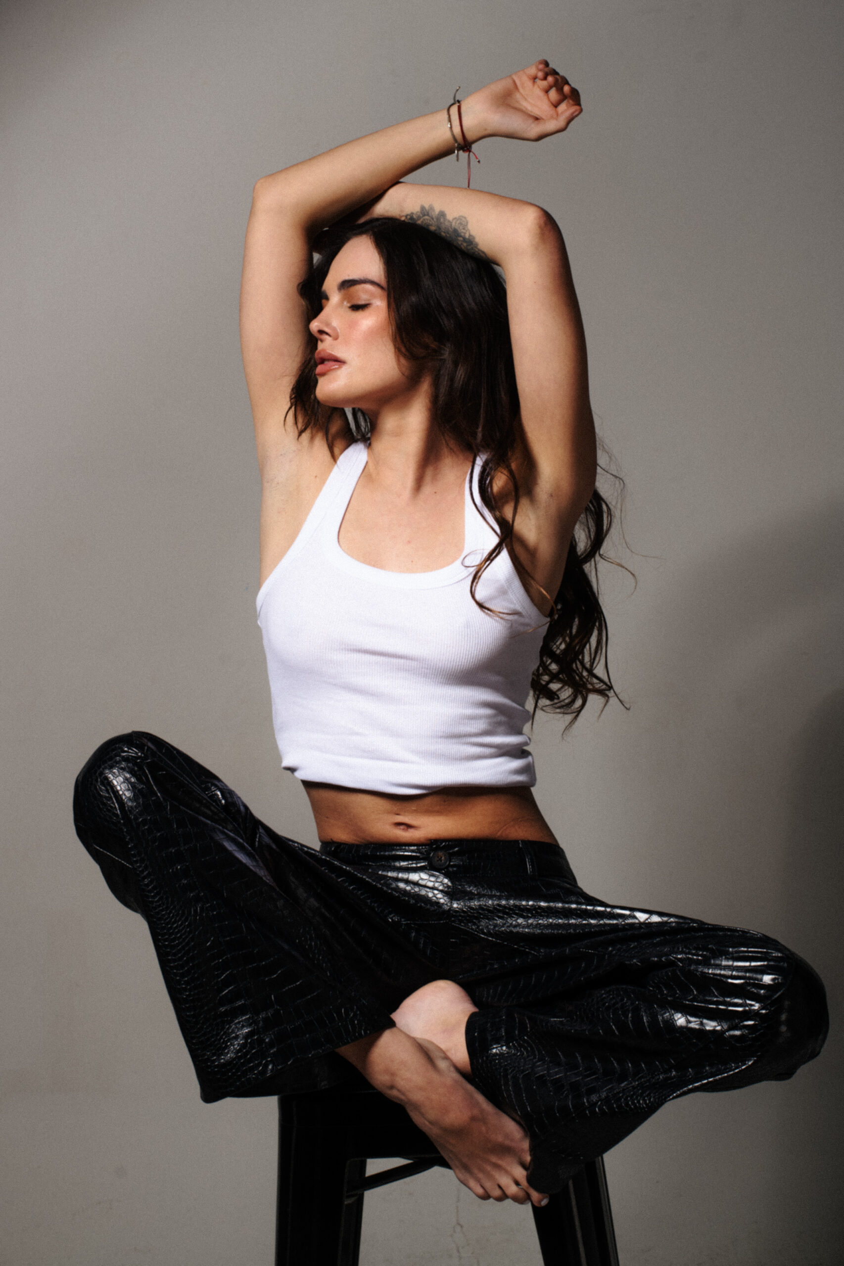 Fernanda de la Vega en pose de perfil con los brazos elevados