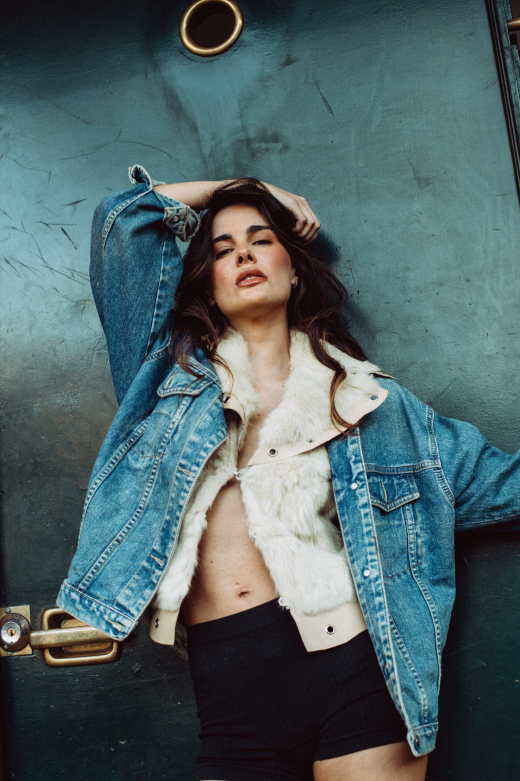 Fernanda de la Vega en retrato editorial con chaqueta de mezclilla en Providencia