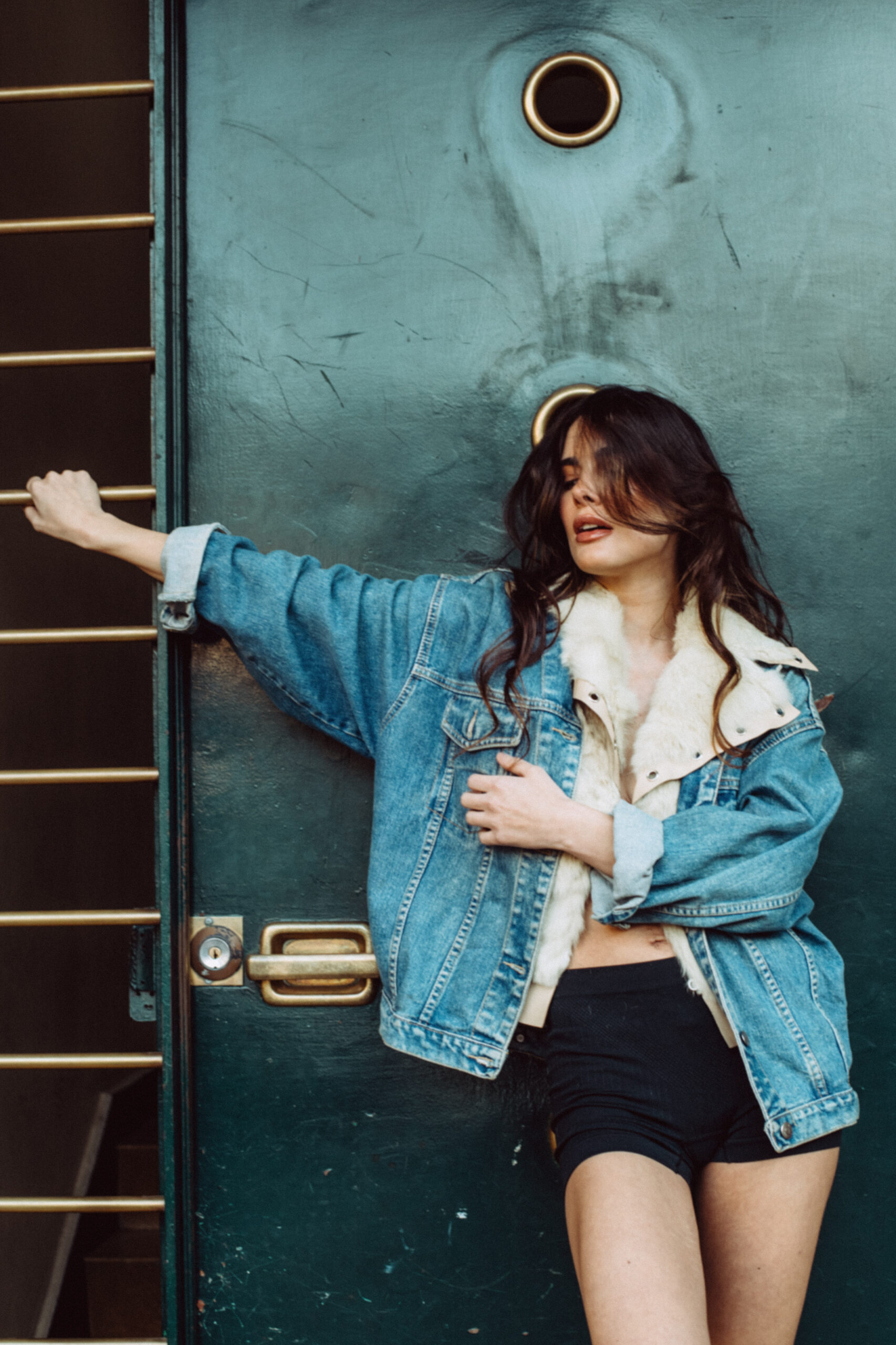 Fernanda de la Vega en sesión de book de moda frente a una pared