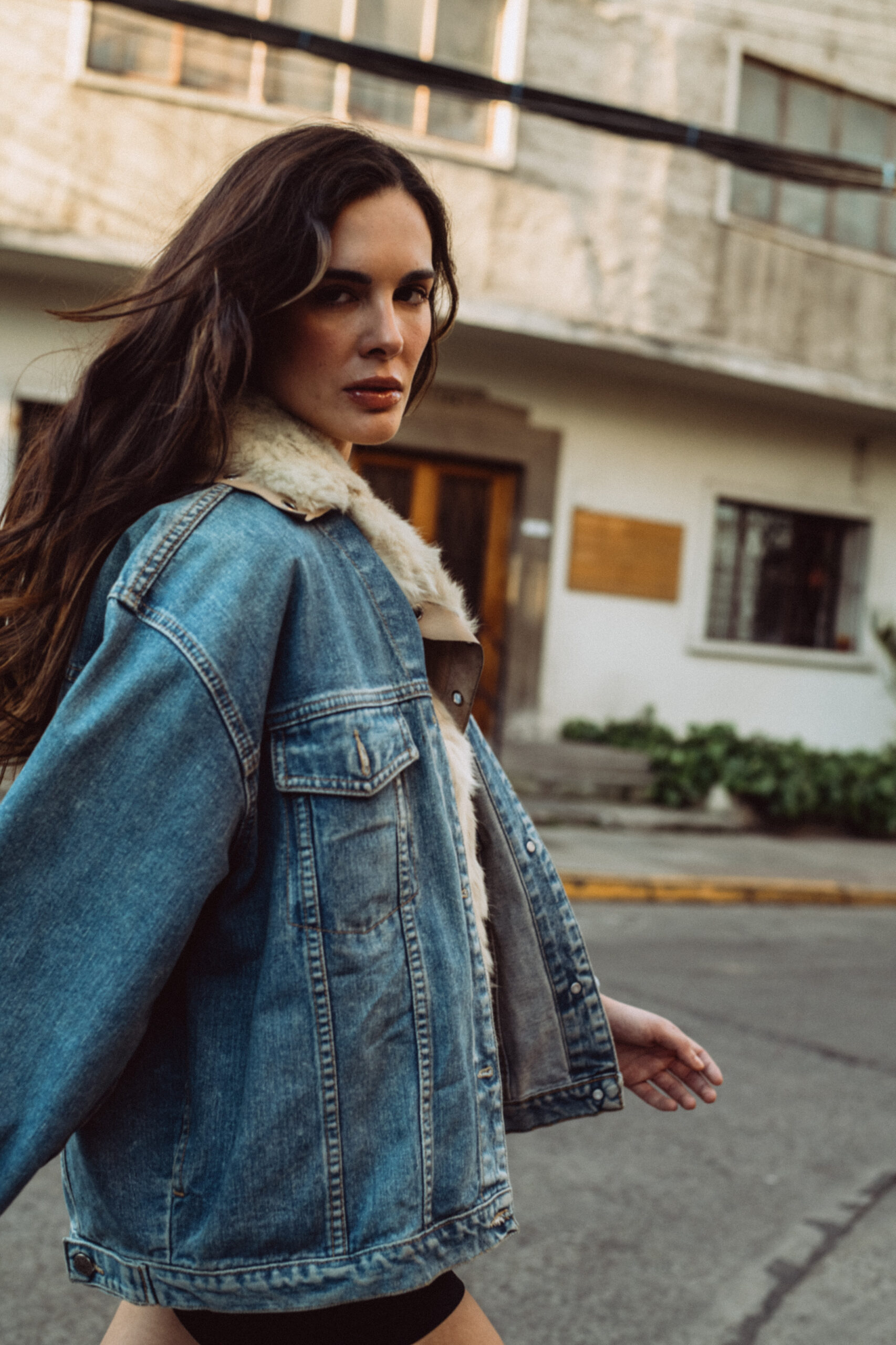 Fernanda de la Vega caminando por una calle durante su book