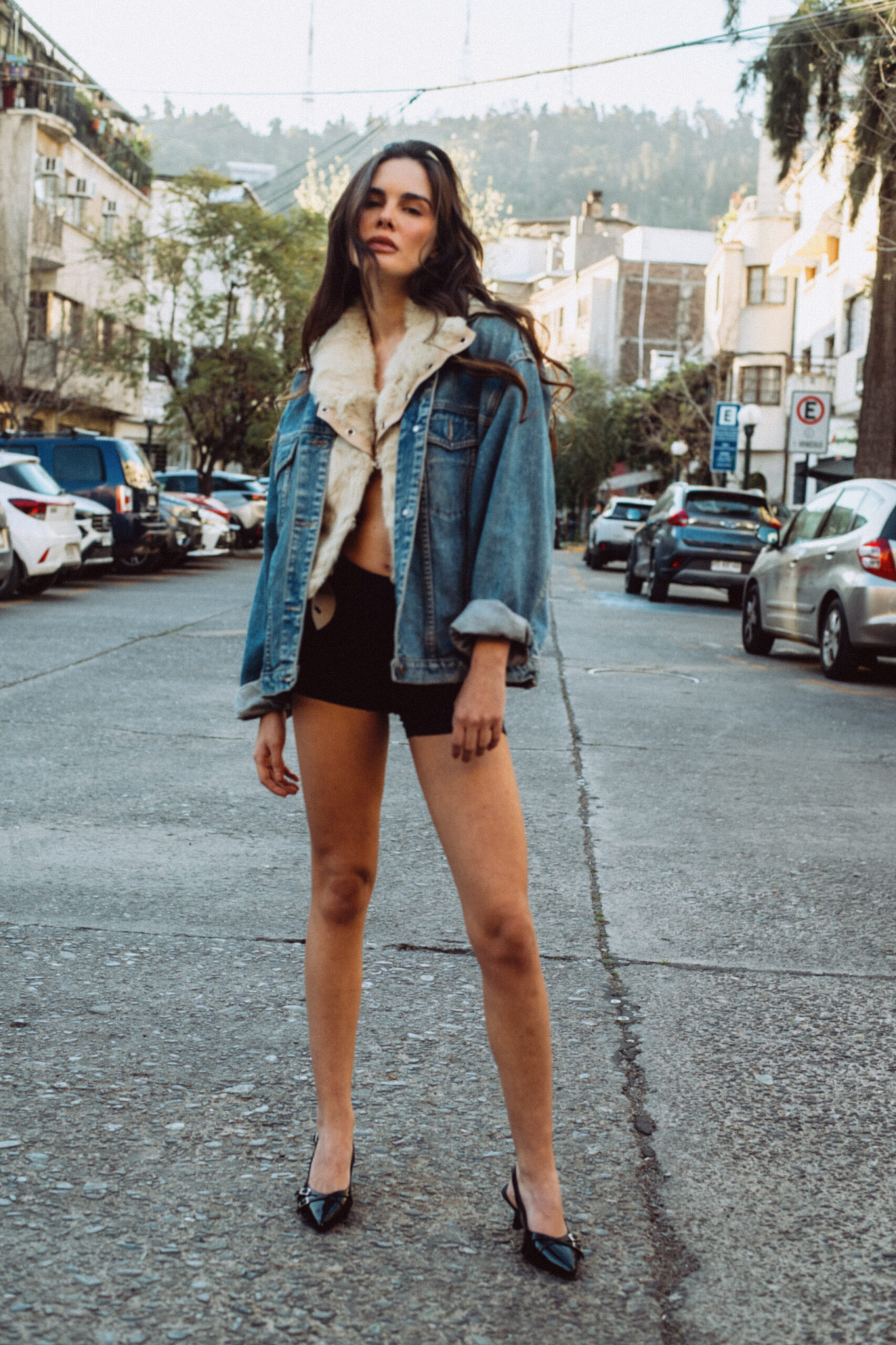 Fotografía de cuerpo entero de Fernanda de la Vega en entorno urbano