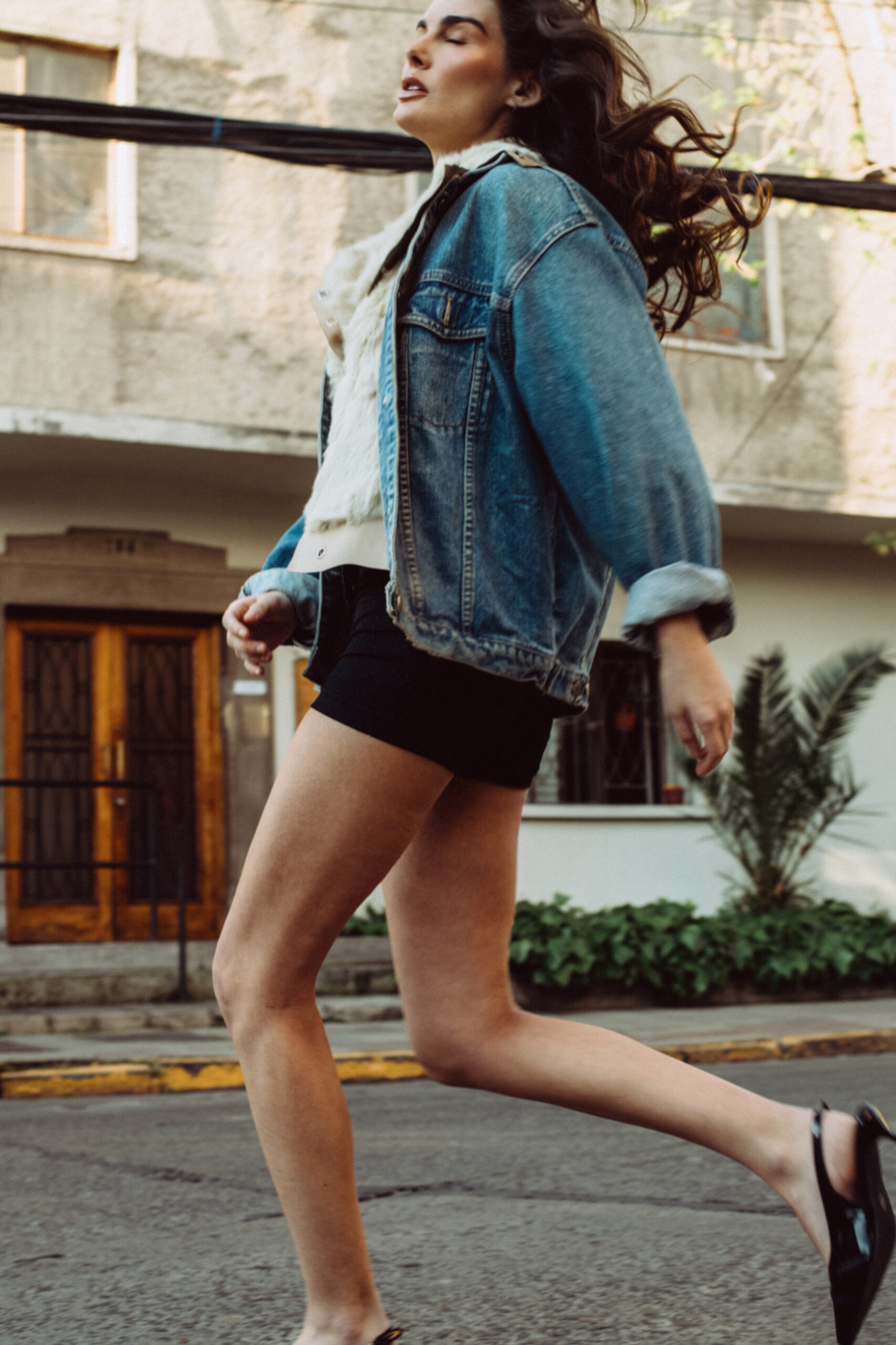 Fernanda de la Vega caminando en su book editorial en Providencia