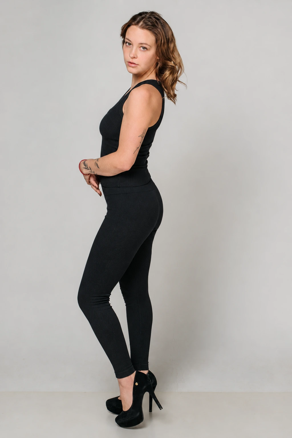 Florencia de cuerpo entero posando de perfil en el estudio.
